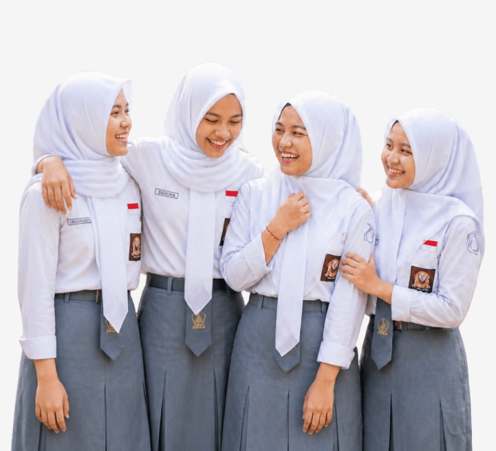 Empat siswi berseragam sekolah dan berhijab putih berfoto bersama saat program Overnight Field Trip