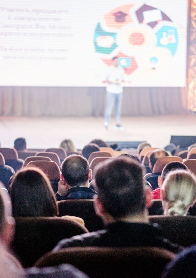 Peserta seminar perusahaan menyimak presentasi di dalam auditorium