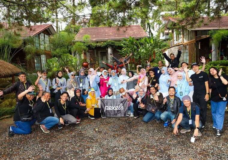 Foto bersama rombongan peserta incentive trip di halaman penginapan bernuansa alam