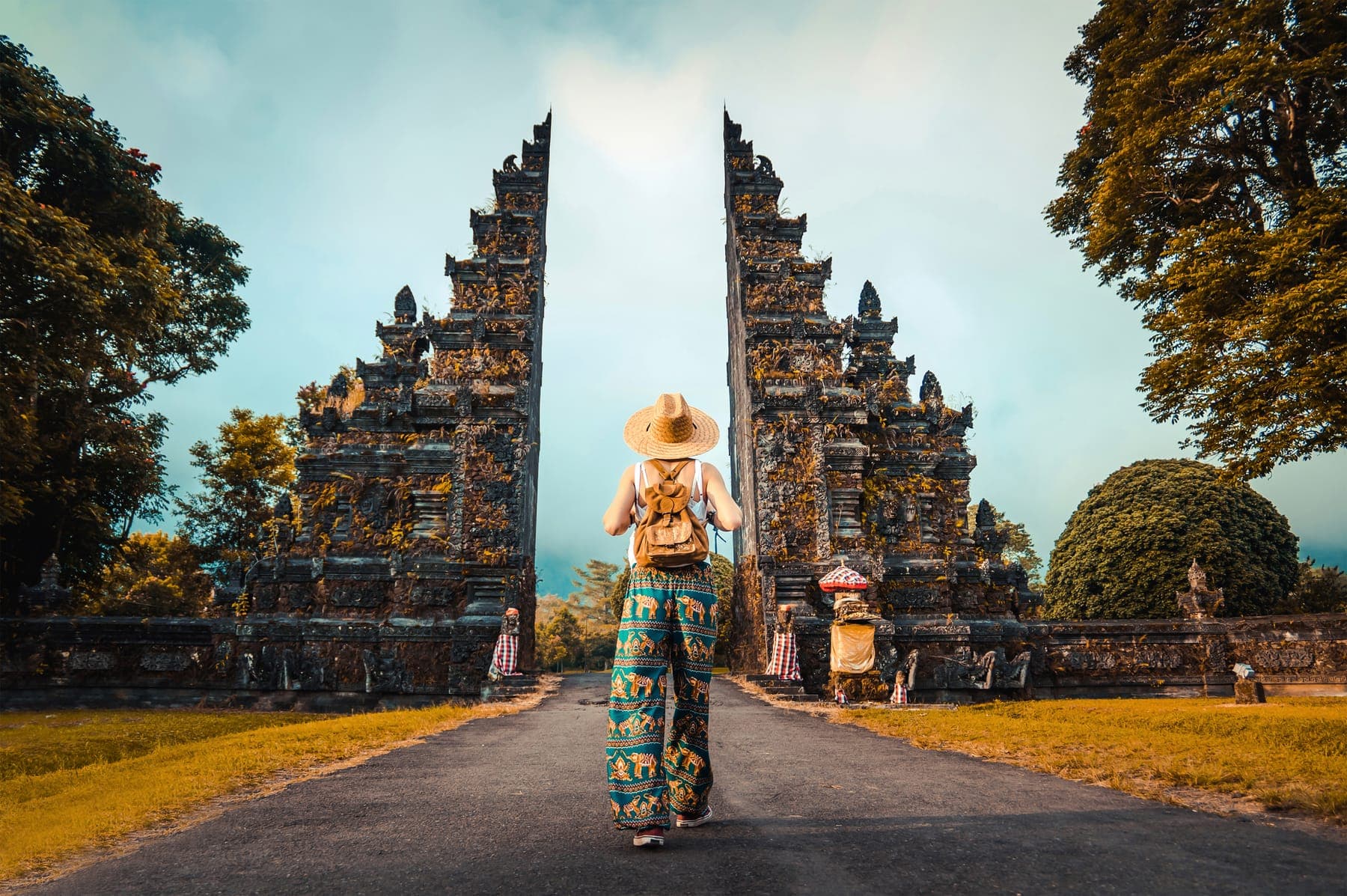 Wisatawan di gerbang pura Bali