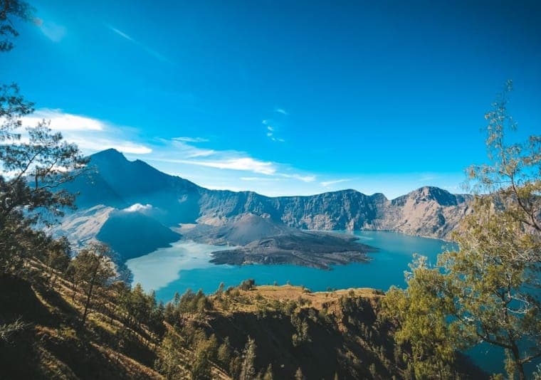 Pemandangan Danau Segara Anak di kaldera Gunung Rinjani, Lombok