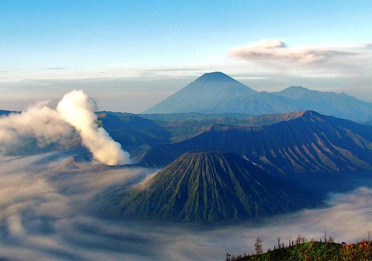 Panorama Gunung Bromo dan Semeru dari kawasan Malang saat pagi berkabut