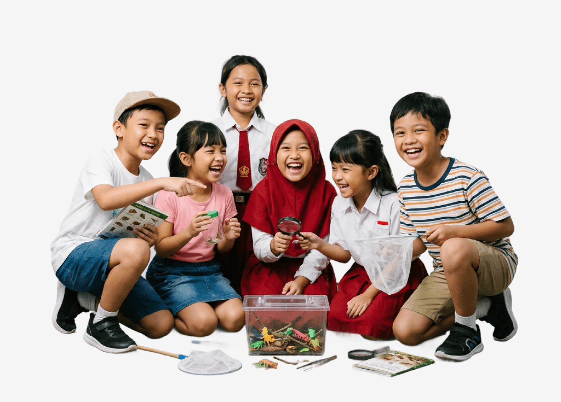 Sekelompok siswa berseragam sekolah tertawa bersama sambil mengamati serangga dan spesimen alam dalam kotak eksplorasi pada program Eco Discovery